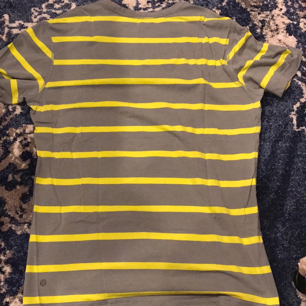 Men’s Large Lululemon Short Sleeve Crew neck Shirt